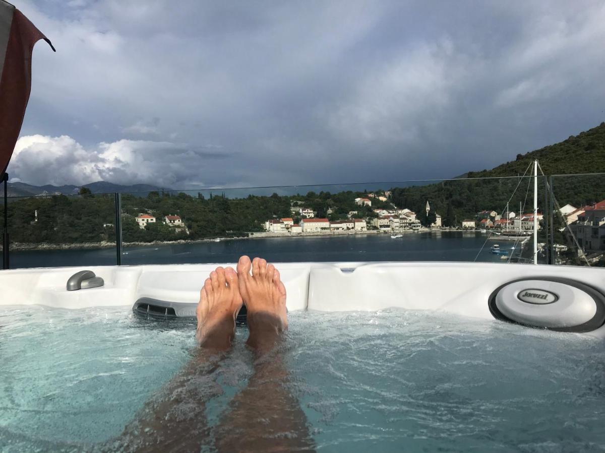 High View-A Seaside Villa With Huge Jacuzzi Račišće Exterior foto