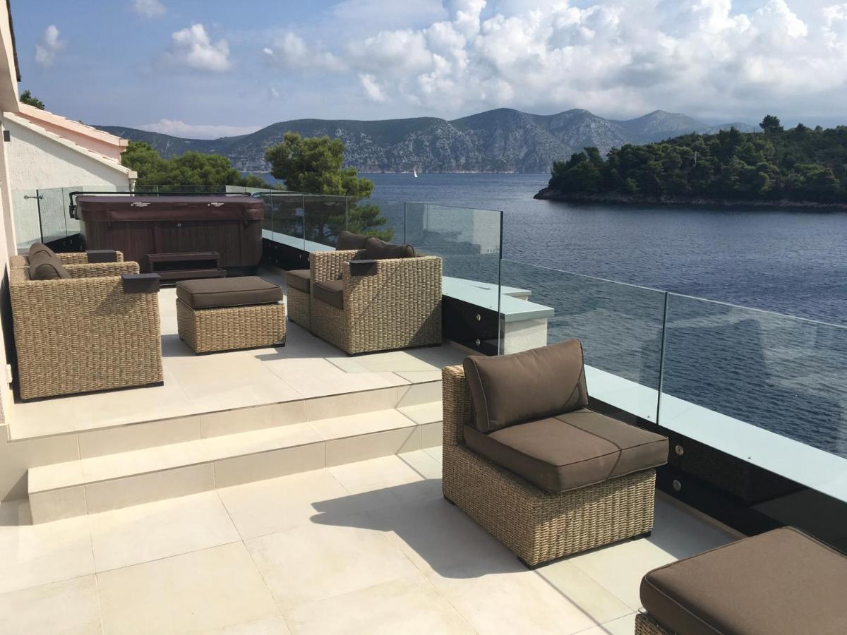 High View-A Seaside Villa With Huge Jacuzzi Račišće Exterior foto