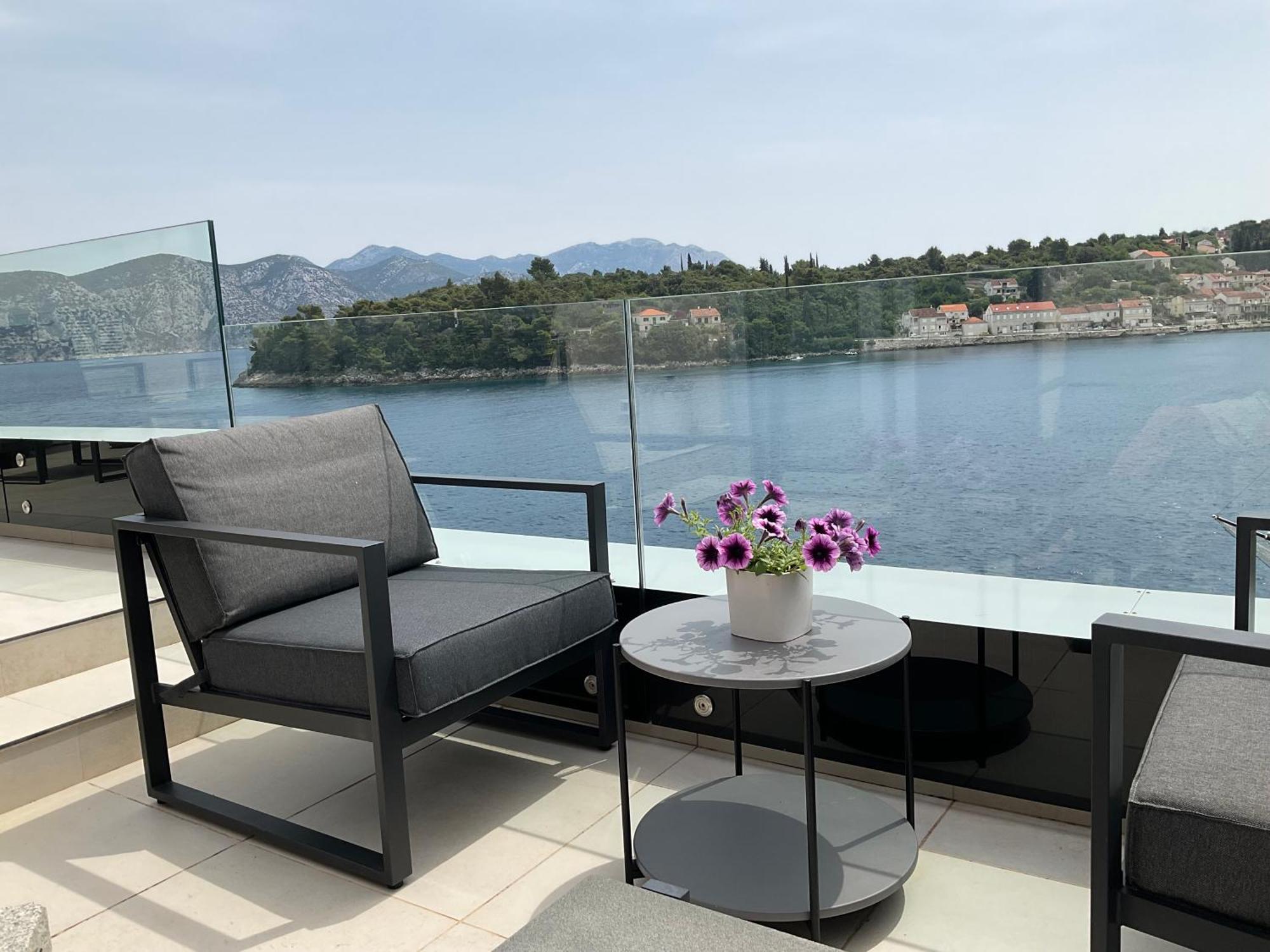 High View-A Seaside Villa With Huge Jacuzzi Račišće Exterior foto